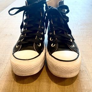 Converse Women's Chuck Taylor leathers All Star Lift Clean Sneaker